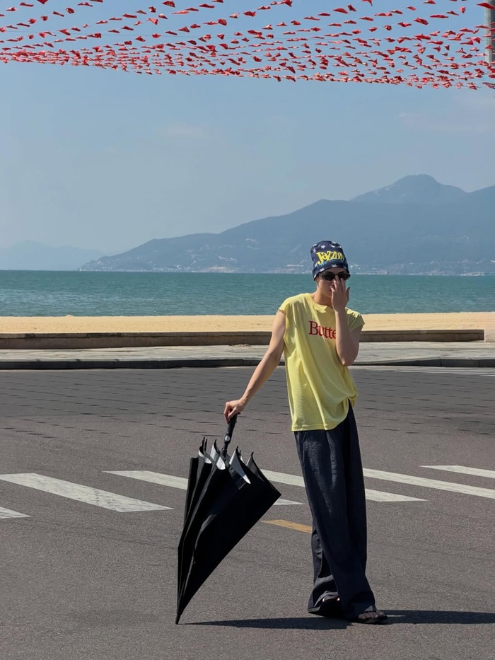 CONGB tận hưởng không khí biển trong xanh tại Quy Nhơn, ghi lại khoảnh khắc thư giãn giữa lịch trình biểu diễn. Ảnh: NVCC