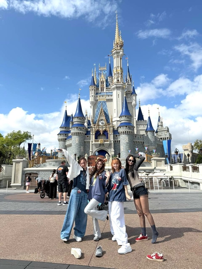Nayeon, Momo, Sana và Tzuyu rạng rỡ trước lâu đài biểu tượng tại Disney World. Nụ TWICE trải nghiệm trò chơi mạo hiểm Avatar Flight of Passage. Ảnh: NVCC