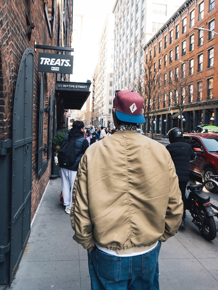 Khoảnh khắc nam diễn viên đi dạo phố hòa lẫn vào dòng người đông đúc. Ảnh: Instagram nhân vật