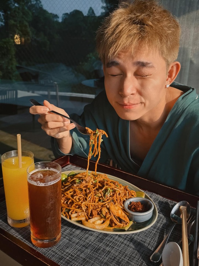 Nam ca sĩ thưởng thức ẩm thực kiểu địa phương trong không gian khách sạn với gương mặt còn ngái ngủ. Ảnh: NVCC