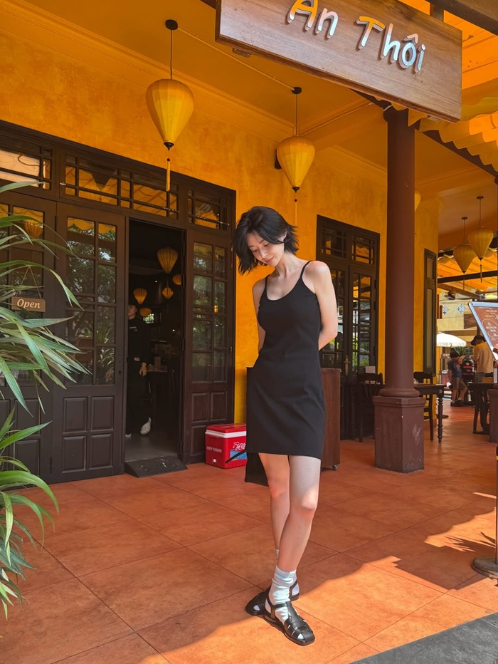 Kwon Nara gây ấn tượng với mái tóc ngắn và trang phục thanh lịch trong chuyến đi Việt Nam. Ảnh: Instagram nhân vật