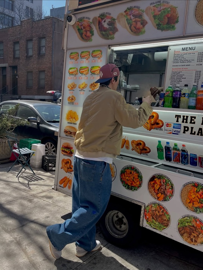 Nam diễn viên mua đồ ăn đường phố, tận hưởng khoảnh khắc du lịch tại New York. Ảnh: Instagram nhân vật 