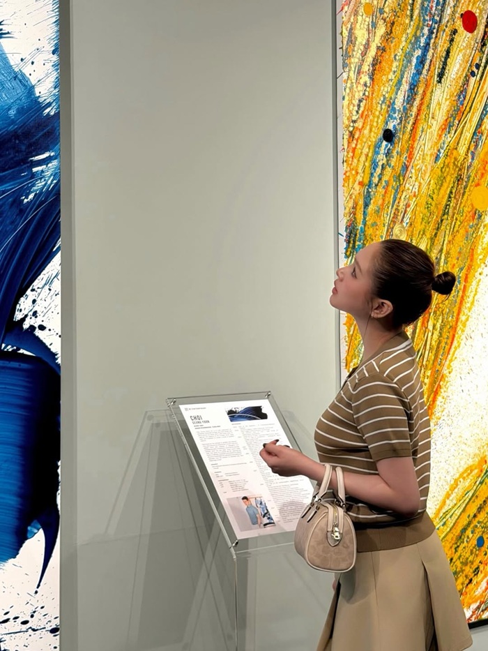 Xoài Non tham quan triển lãm nghệ thuật trong không gian hiện đại tại Thái Lan. Ảnh: Instagram nhân vật