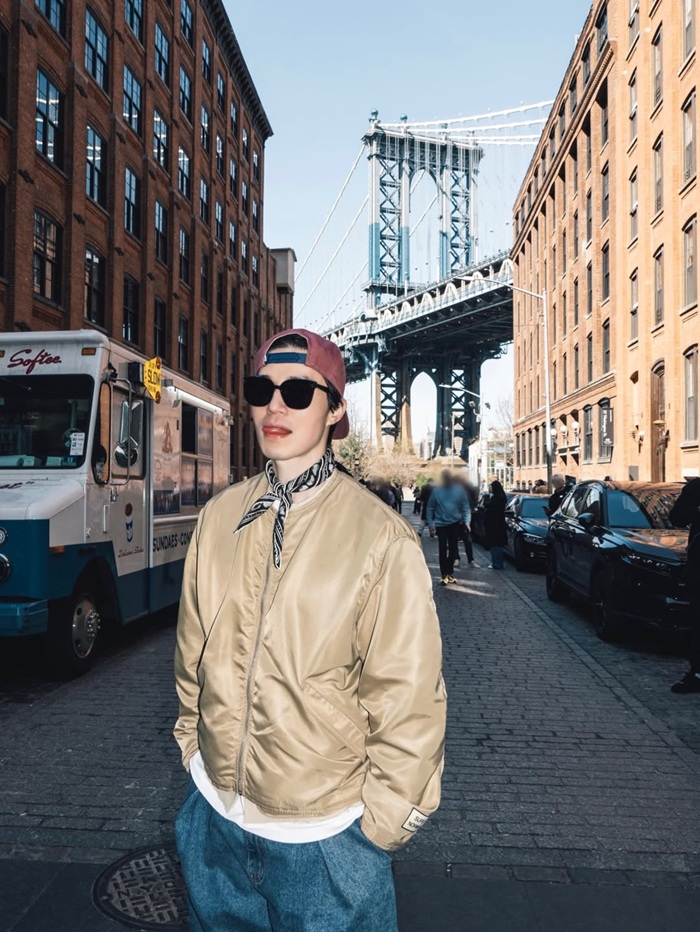 Lee Dong Wook đầy phóng khoáng và nổi bật giữa  DUMBO, khu phố sôi động của Brooklyn. Ảnh: Instagram nhân vật