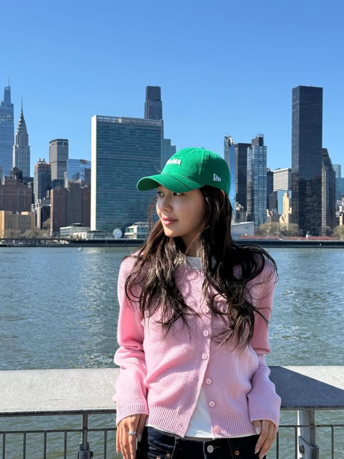 Trong ánh nắng bên sông Đông, Sooyoung mang đến cảm giác tươi mới với cardigan hồng pastel phối cùng mũ xanh. Ảnh: Instagram nhân vật