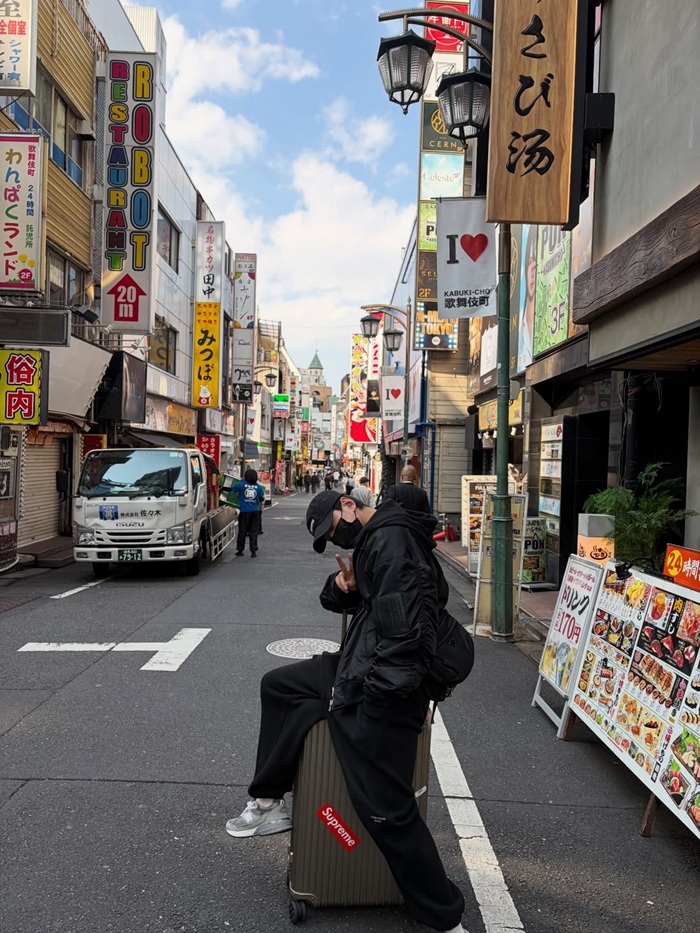 Phong cách “all-black” giúp nam diễn viên giữ vẻ ngoài trẻ trung, hiện đại khi di chuyển. Ảnh: Instagram nhân vật