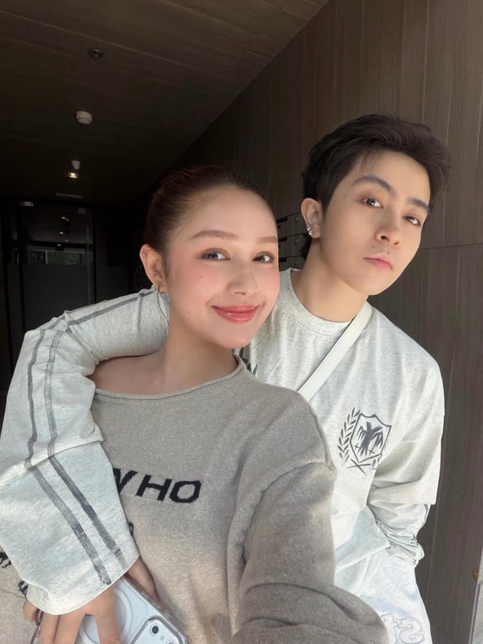 Cả hai gây ấn tượng với phong cách tối giản, gần gũi trong không gian đời thường. Ảnh: Instagram nhân vật