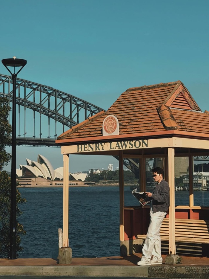 Nam ca sĩ diện trang phục tối giản, tạo dáng giữa khung cảnh biểu tượng của nước Úc. Ảnh: FBNV