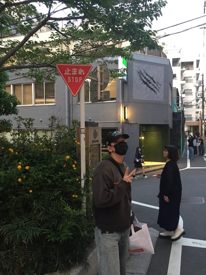 Kim Min Kyu xuất hiện tại Tokyo với phong cách tối giản, năng động trong chuyến đi cá nhân. Ảnh: Instagram nhân vật