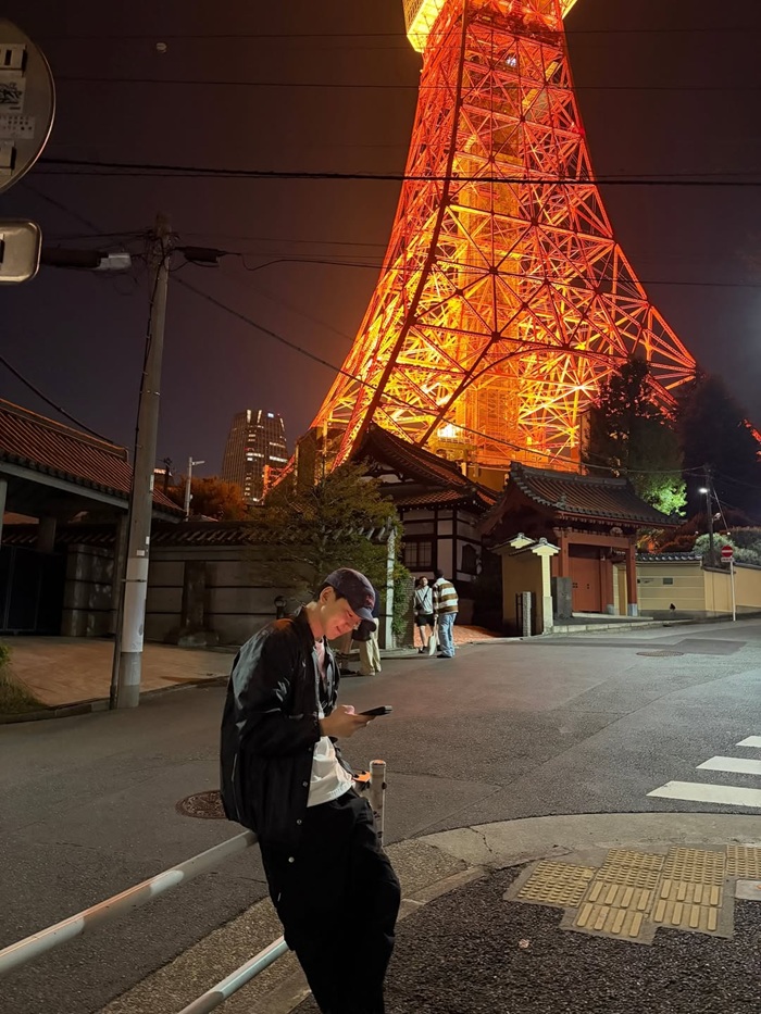 Nam diễn viên dạo phố ban đêm, ghi lại khoảnh khắc dưới ánh đèn đặc trưng của thành phố. Ảnh: Instagram nhân vật