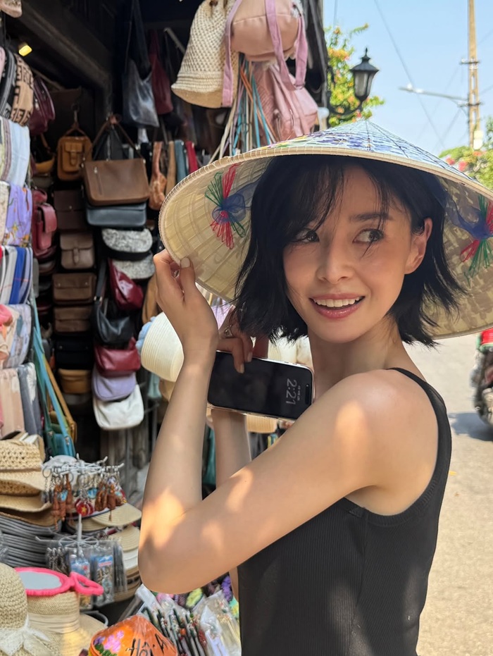 Nữ diễn viên Kwon Nara đội nón lá, trải nghiệm đời sống địa phương khi du lịch Hội An. Ảnh: Instagram nhân vật