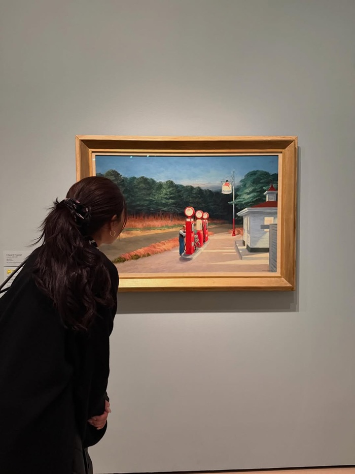 Giữa không gian của Bảo tàng Nghệ thuật Hiện đại (MoMA), Sooyoung chọn outfit tối giản với gam màu trung tính, buộc tóc gọn gàng, ngắm nhìn tác phẩm nghệ thuật. Ảnh: Instagram nhân vật