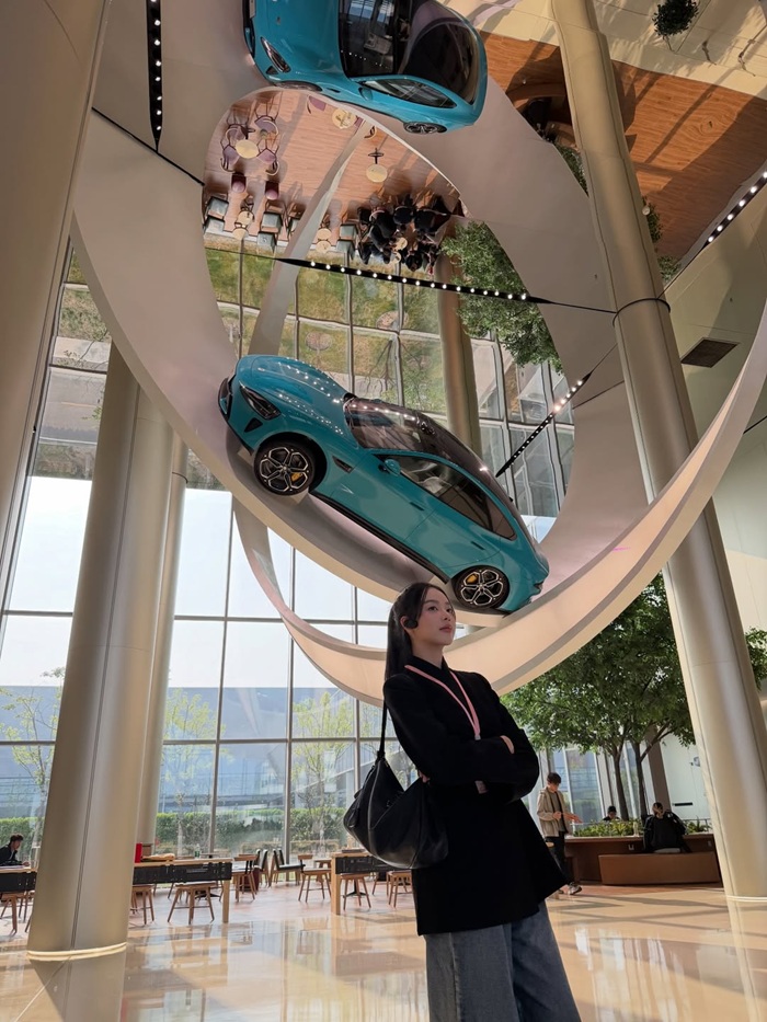 Khoảnh khắc đời thường của Hoa hậu Thanh Thủy trong chuyến công tác tại Trung Quốc. Cô là một trong những đại diện thanh niên tham dự buổi gặp mặt cấp cao tại Đại lễ đường Nhân dân Trung Quốc. Ảnh: Instagram nhân vật