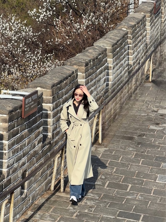 Nàng hậu sinh năm 2002 ghi điểm với phong cách thời trang tối giản, lựa chọn áo măng tô tông be thanh lịch phù hợp với không khí se lạnh tại Trung Quốc. Ảnh: Instagram nhân vật