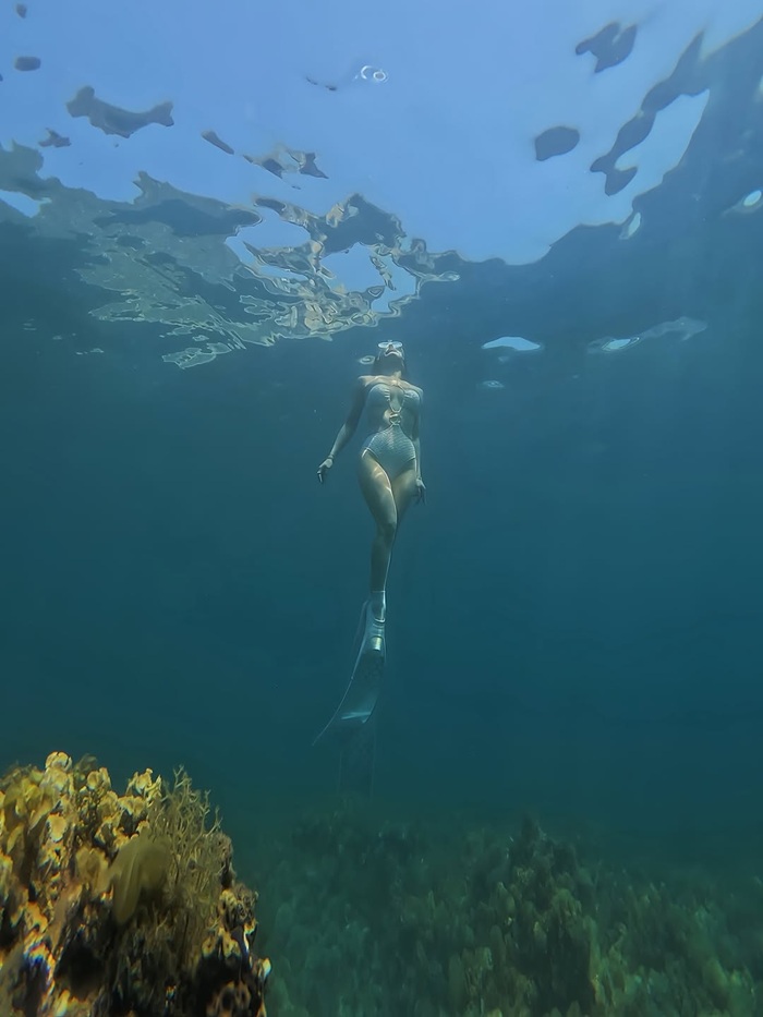 Hình ảnh “nàng tiên cá” của người đẹp khi trải nghiệm lặn ngắm san hô tại Vĩnh Hy. Ảnh: FBNV