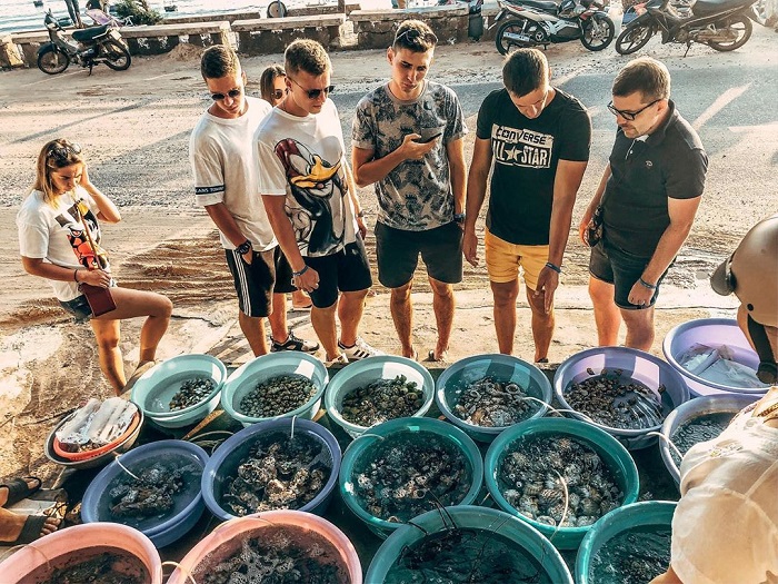 Tìm mua hải sản vào sáng sớm trải nghiệm hè ở Phan Thiết 
