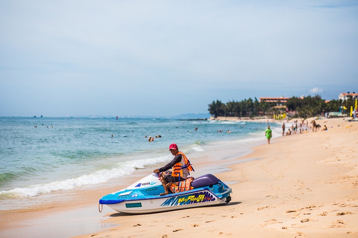 Cảm giác thú vị, sảng khoái khi lướt sóng trên mặt biển trải nghiệm hè ở Phan Thiết 