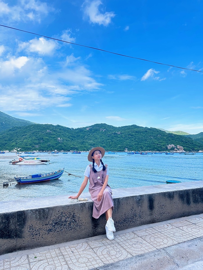 Mới Vi trong chuyến đi ở Vĩnh Hy (Ninh Thuận cũ) vào năm 2025. Ảnh: NVCC