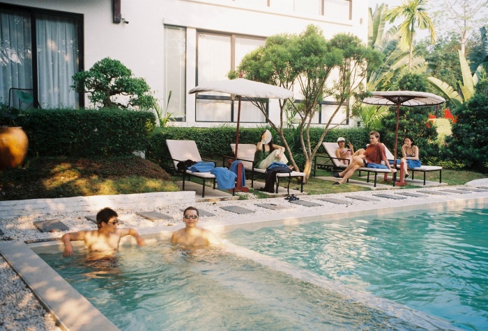 Cặp đôi bắt đầu thoải mái đăng tải những hình ảnh vui chơi cùng bạn bè tại thành phố Huế mộng mơ.