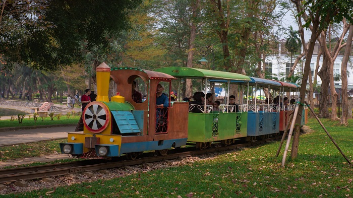 Thử cảm giác lướt quanh Công viên Thống Nhất Hà Nội với đoàn tàu đầy màu sắc