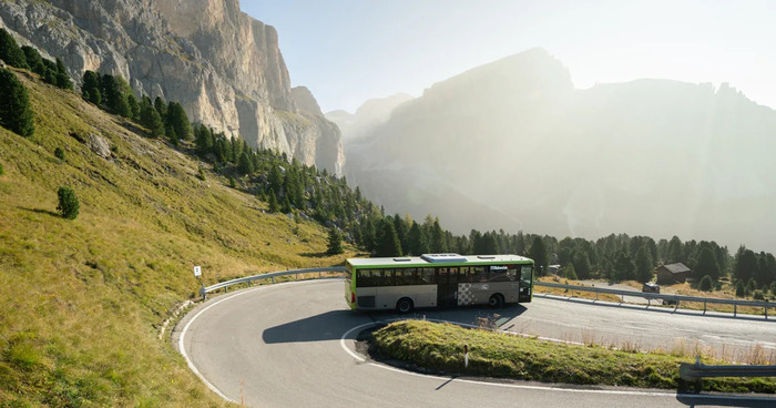Phương tiện di chuyển đến dãy núi Dolomites Ý là xe bus
