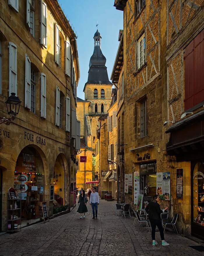Khám phá các địa điểm du lịch Dordogne Pháp nổi tiếng - Thị trấn Sarlat-la-Canéda