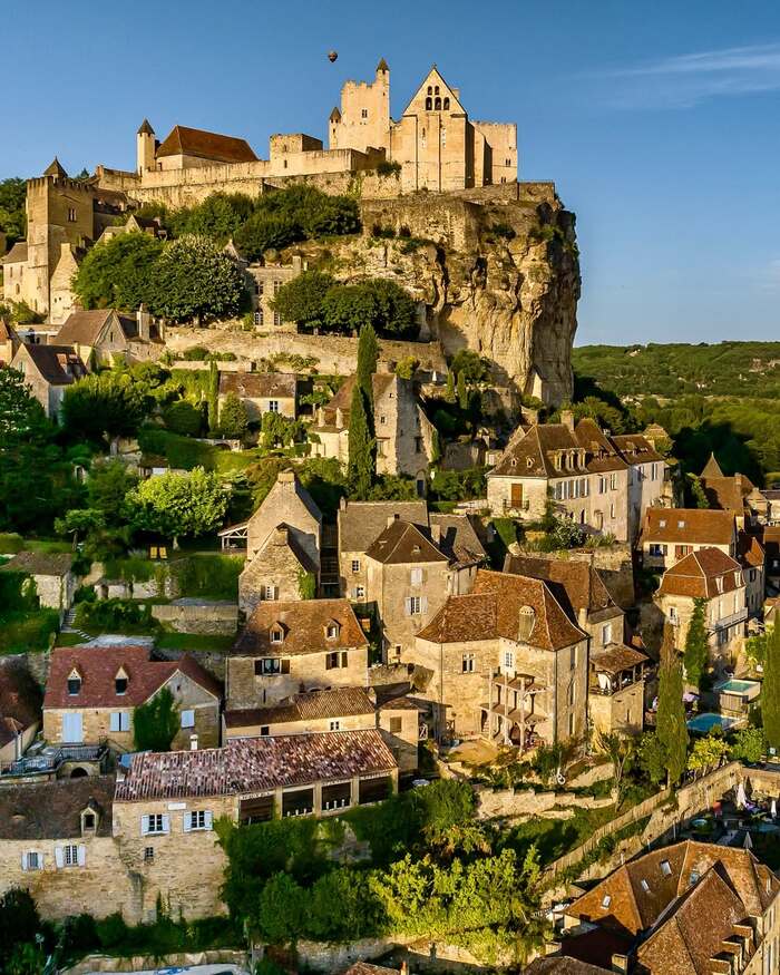 Khám phá các địa điểm du lịch Dordogne Pháp nổi tiếng - Lâu đài Beynac