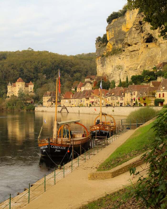 Khám phá các địa điểm du lịch Dordogne Pháp nổi tiếng - Làng La Roque-Gageac