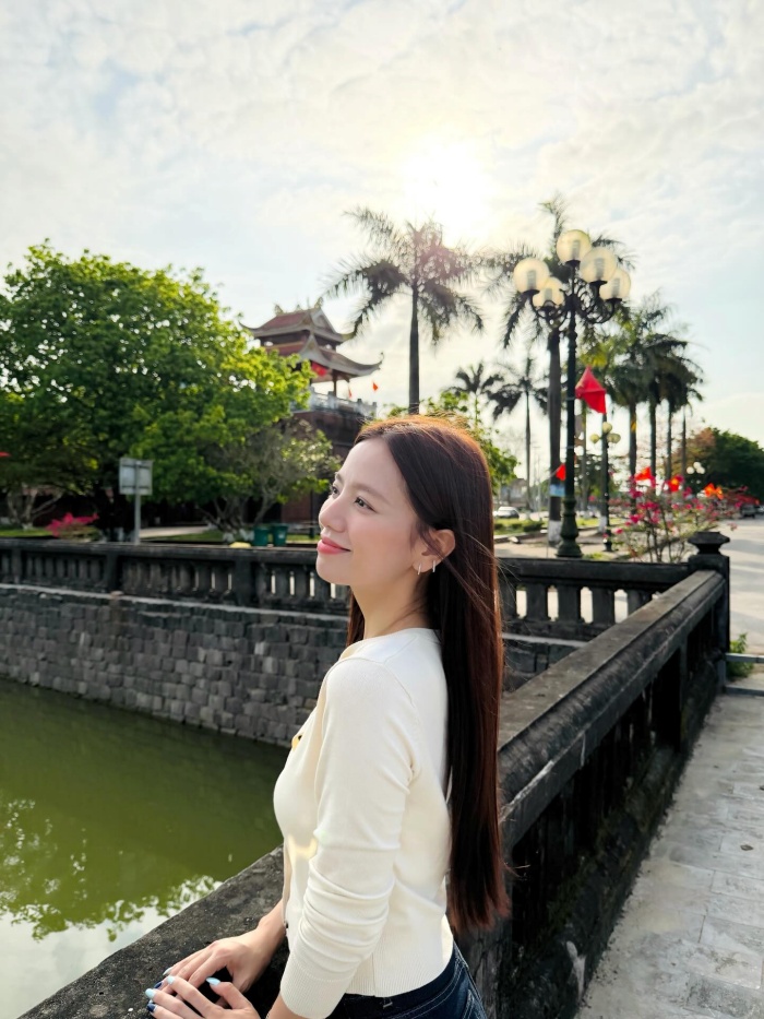 Trong những khoảnh khắc được ghi lại, hình ảnh Hạ Anh đứng bên dòng sông Thạch Hãn gắn liền với bối cảnh phim mang đến nhiều cảm xúc. Dòng nước lặng lẽ trôi giữa không gian yên bình hôm nay lại khiến người ta liên tưởng đến một thời khói lửa, nơi từng chứng kiến bao hy sinh của thế hệ cha ông. Chính sự đối lập ấy càng làm nổi bật giá trị của hòa bình và khiến chuyến trở về của cô trở nên ý nghĩa hơn bao giờ hết.