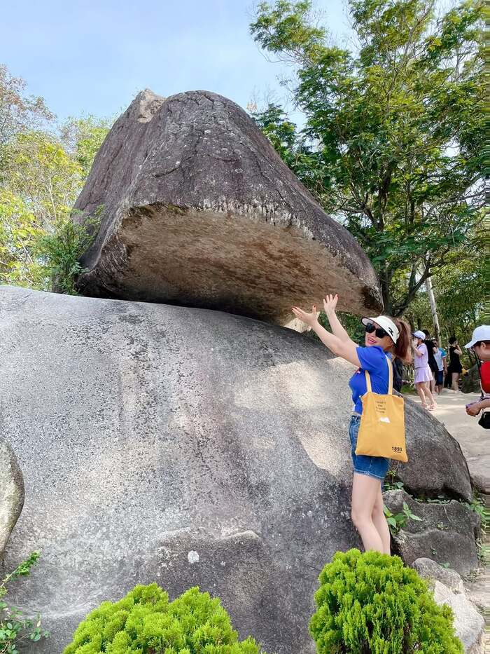 Thời điểm ghé thăm Hòn Trống Mái Sầm Sơn lý tưởng là mùa hè và mùa thu