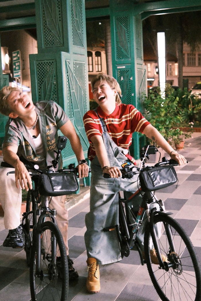Đứng chung một khung hình, 2 anh chàng lại chọn phong cách trẻ trung, có phần phá cách tinh nghịch. Ở một khoảnh khắc khác, cả hai cùng đạp xe trong đêm, chính sự giản dị này lại làm nổi bật năng lượng tích cực và sự tự nhiên trong tình bạn của họ.