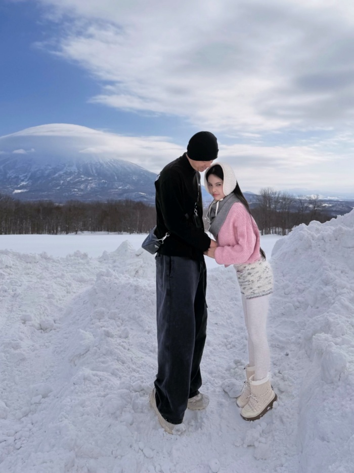 Những thiết kế đơn giản của Kiều Anh bay nhẹ trong gió, nổi bật giữa nền thiên nhiên xanh mát, trong khi phong cách tối giản của Văn Quỳnh lại càng tôn lên vẻ trầm ổn, lịch lãm. 