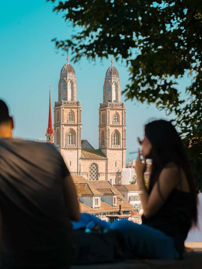 Kinh nghiệm du lịch Zurich Thụy Sĩ - Ghé thăm nhà thờ Grossmünster