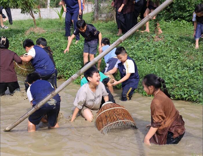 Tham gia các trò chơi thú vị ở làng du lịch Yên Trung Thanh Hóa