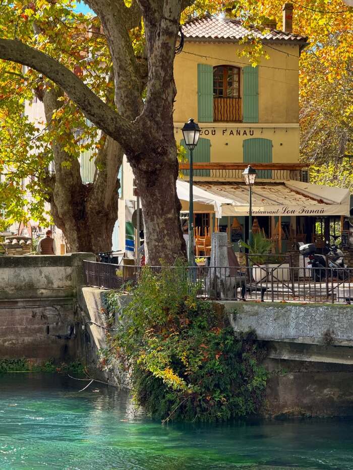 Làng Fontaine-de-Vaucluse Pháp là điểm dừng dành cho những ai yêu thiên nhiên