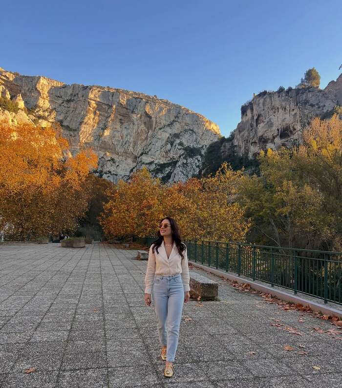 Thời điểm ghé thăm làng Fontaine-de-Vaucluse Pháp lý tưởng là mùa xuân và hè
