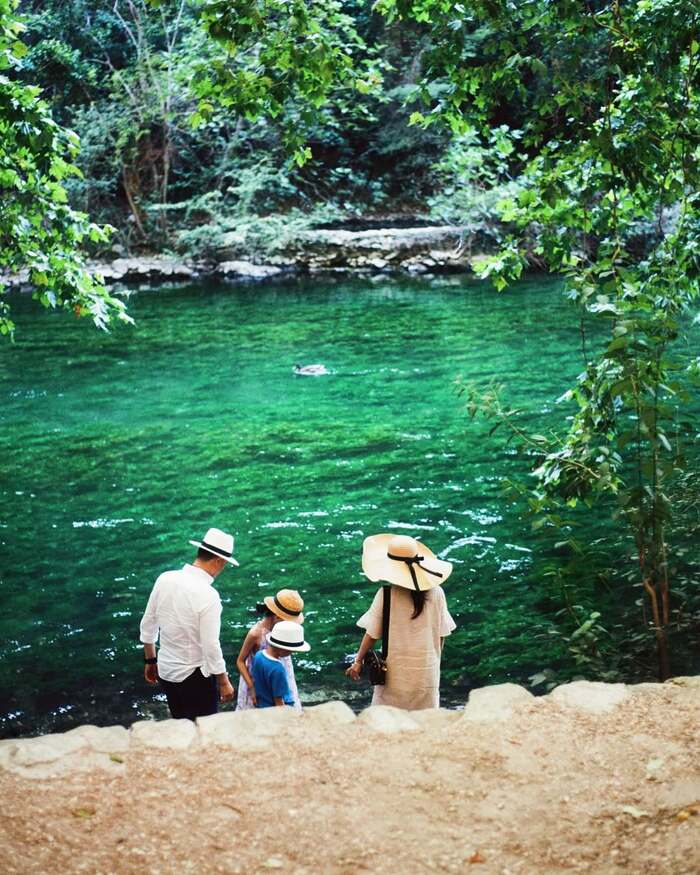 tản bộ khám phá làng Fontaine-de-Vaucluse Pháp