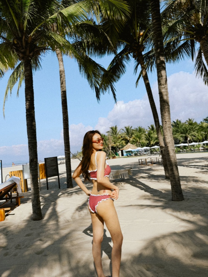 Ở phần bình luận, cư dân mạng không ngừng 'thả tim' và để lại hàng nghìn bình luận khen ngợi nhan sắc cùng vóc dáng nuột nà của nữ diễn viên.