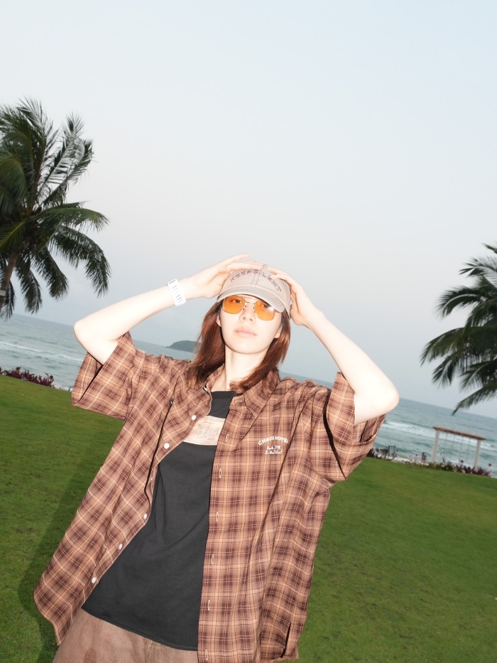 Quần short dáng rộng là lựa chọn thông minh cho thời tiết nhiệt đới - vừa thoải mái, vừa mang lại cảm giác trẻ trung. 