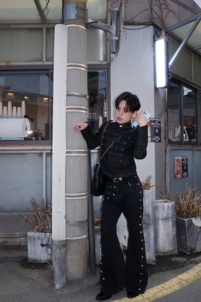 Không dừng lại ở một outfit, xuyên suốt chuyến đi, Pháp Kiều liên tục biến hóa với nhiều phong cách khác nhau nhưng vẫn giữ được “chất” riêng. Khi chuyển sang set đồ tông đen với áo cổ lọ và túi đeo chéo, hình ảnh của Pháp Kiều trở nên tối giản hơn nhưng vẫn đầy cuốn hút. 