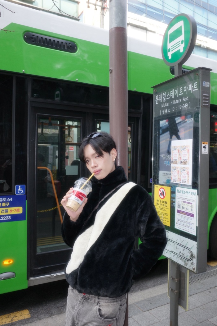 Set đồ với áo khoác lông dáng ngắn màu đen phối cùng quần denim xám mang đến một cảm giác dễ chịu. Áo khoác với chất liệu mềm tạo cảm giác ấm áp, trong khi phần quần jeans xám lại giữ cho tổng thể không bị quá nặng nề. Gương mặt với đường nét sắc sảo cùng kiểu tóc ngắn cá tính là yếu tố giúp Pháp Kiều “cân” được nhiều phong cách khác nhau - từ edgy, nổi loạn đến tối giản mà không bị lẫn vào đám đông