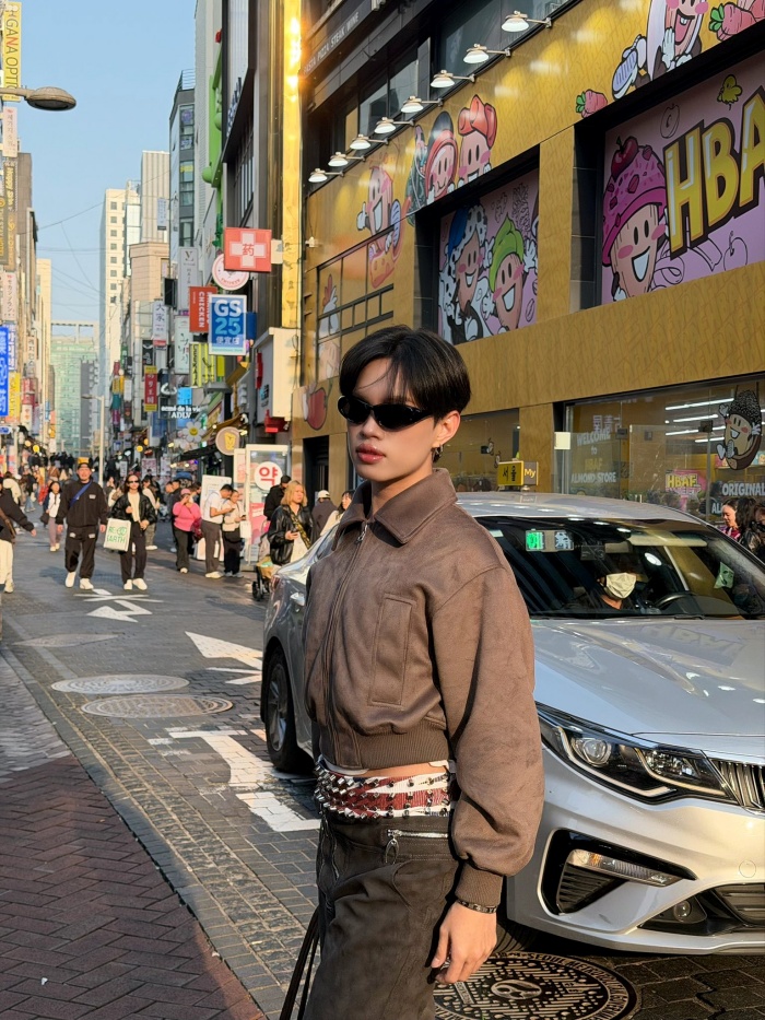 Những phụ kiện như kính râm bản nhỏ, túi da oversize hay các chi tiết được sử dụng khéo léo, giúp tổng thể outfit trở nên thời thượng và có chiều sâu. Chính sự kết hợp tưởng chừng đối lập này lại tạo nên một dấu ấn rất riêng, khiến người xem không thể rời mắt khỏi hình tượng slay khó cưỡng của Pháp Kiều.