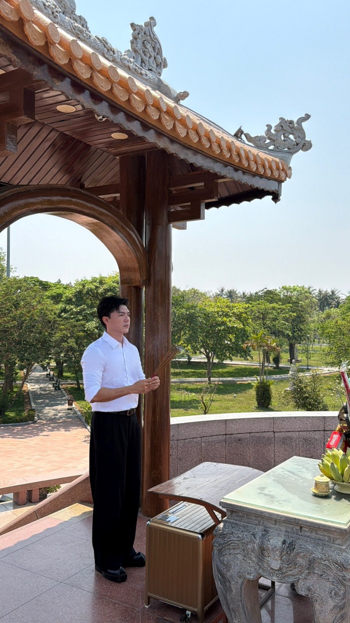 Đứng trước nơi ấy, Steven không nói nhiều. Có lẽ cũng không cần nói. Bởi có những điều, khi đã chạm đến, lời nói trở nên dư thừa.