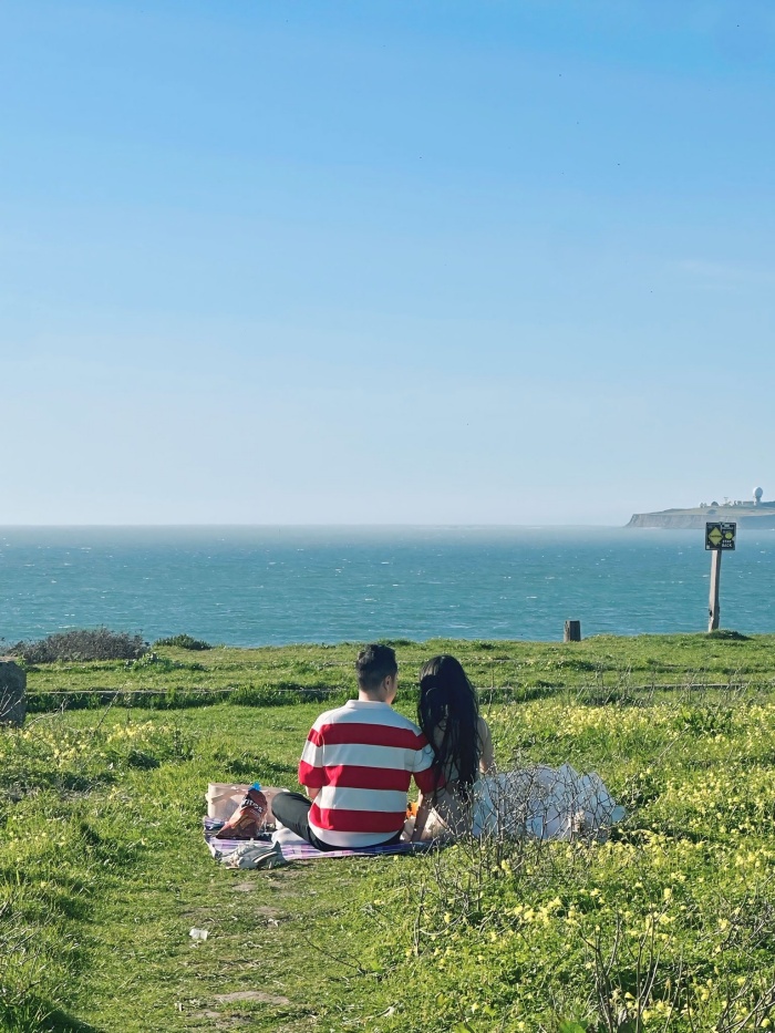 Phía xa là bờ biển xanh của thị trấn