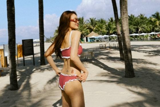 Ninh Dương Lan Ngọc thả dáng nóng bỏng ở Hồ Tràm, khoe body cực phẩm khiến fan 'nghẹt thở'