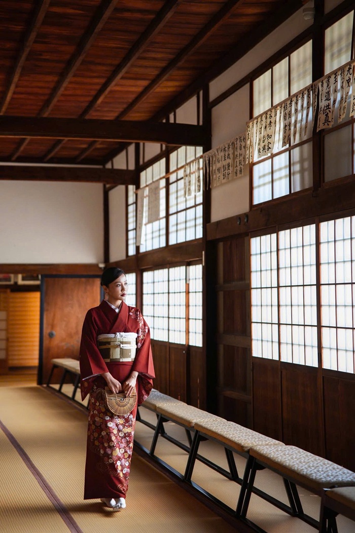 Khung cảnh trầm mặc, cổ kính nơi đây để lại nhiều ấn tượng với nữ ca sĩ.