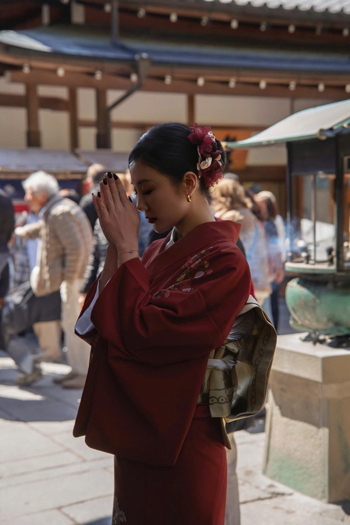 Bộ kimono với màu sắc màu đỏ và họa tiết truyền thống là sự lựa chọn xuyên suốt trong bộ ảnh du lịch tại Tokyo của nữ ca sĩ. Ảnh: FBNV.