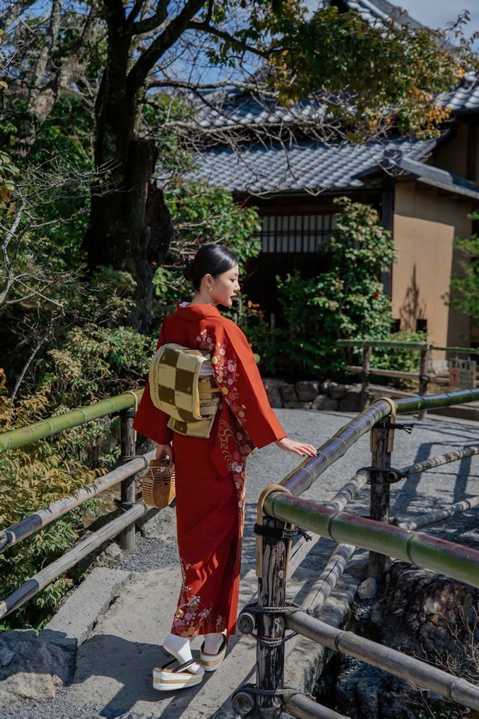 Nữ ca sĩ thả dáng trong những bối cảnh đời thường tại Nhật Bản. Ảnh: FBNV.