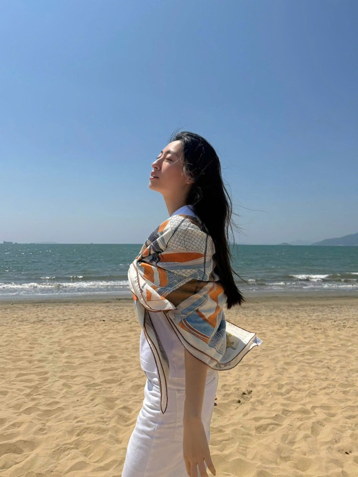 Người đẹp nạp lại năng lượng sau những ngày lao động vất vả. Ảnh: FBNV