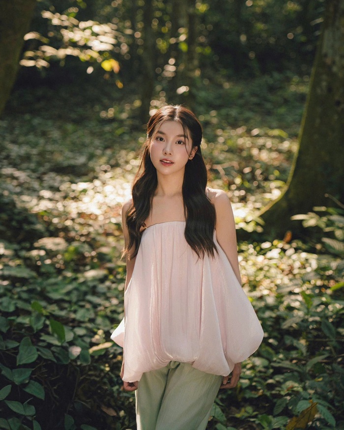 Điểm đặc biệt trong cách Vi tiếp cận là cô không “săn bướm” theo nghĩa đuổi bắt, mà chọn cách quan sát và chờ đợi.